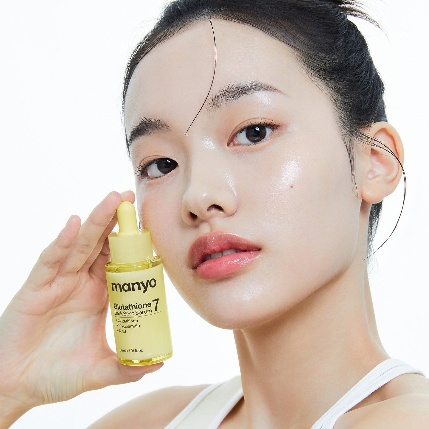 Décris l'image en français en mentionnant le produit, la marque et le contexte visuel : MANYO Glutathione 7 Dark Spot Serum 30ml