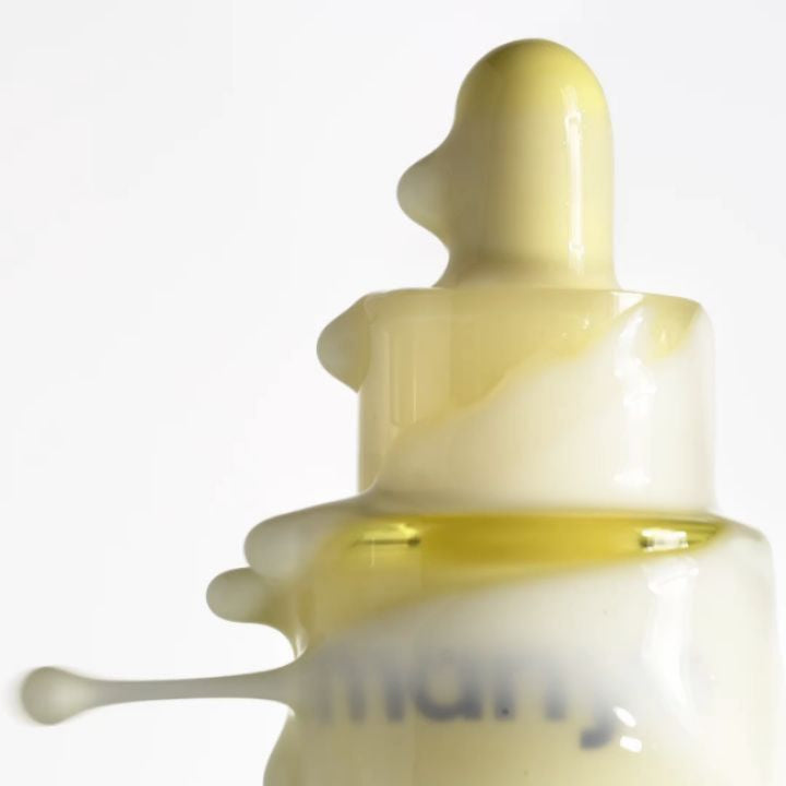 Photo du sérum MANYO Glutathione 7 Dark Spot Serum 30ml, flacon goutte doré sur fond clair, visuel cosmétique.