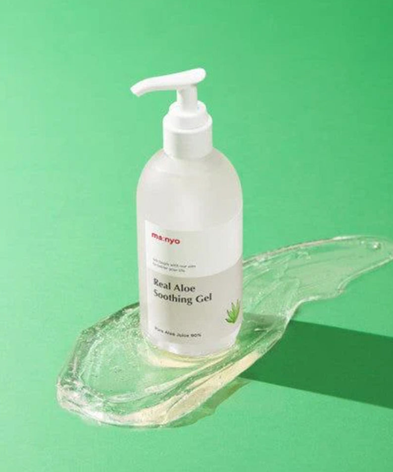 MANYO Real Fresh Aloe Soothing Gel 300ml sur fond vert, produit hydratant naturel apaisant pour la peau.