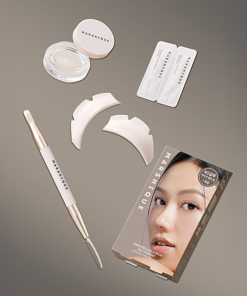 Décris l'image en français : MARSHIQUE Enriched Lash & Brow Self-Perm Kit de la marque sur fond beige, accessoires visibles.