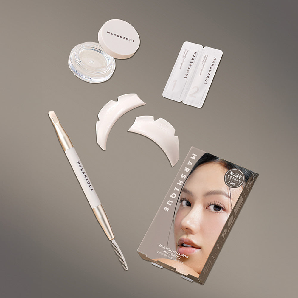 Décris l'image en français : MARSHIQUE Enriched Lash & Brow Self-Perm Kit de la marque sur fond beige, accessoires visibles.