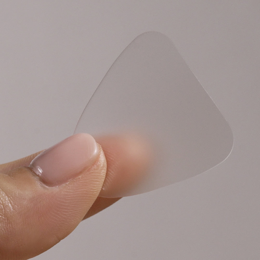 MARSHIQUE Wrinkle Repair Glabellar Wrinkle Patch, main tient un patch anti-rides pour rides du front en gros plan.