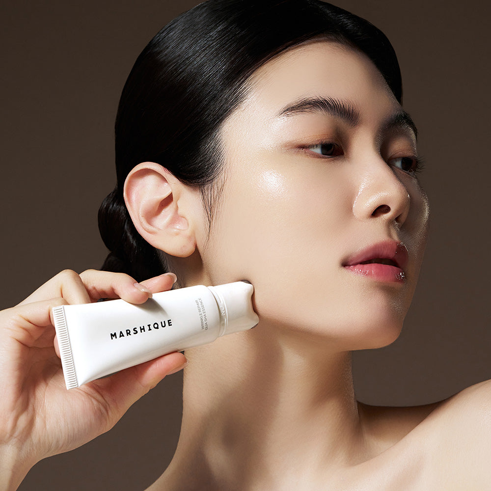 MARSHIQUE Wrinkle Repair Guasha Essence 45ml de la marque MARSHIQUE, appliqué sur le visage, contexte soin beauté