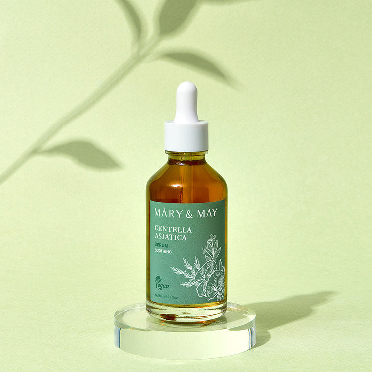 MARY&MAY Herbal Extract Serum 80ml en flacon avec fond vert herbes, devant un socle, marque MARY&MAY, contexte cosmétique