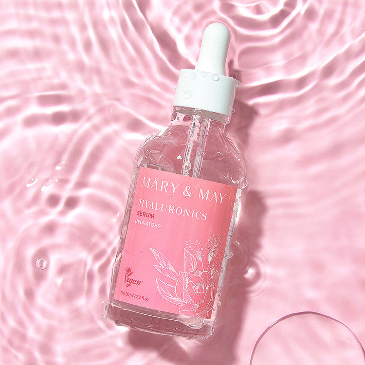 MARY&MAY Hyaluronic Serum 80ml de la marque MARY & MAY, flacon sur fond rose, ambiance skincare hydratante