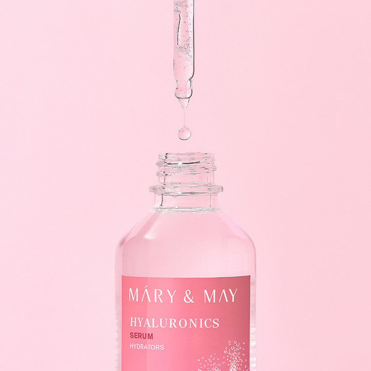 MARY&MAY Hyaluronic Serum 80ml : flacon rose avec compte-gouttes, sur fond pastel, présentation produit.