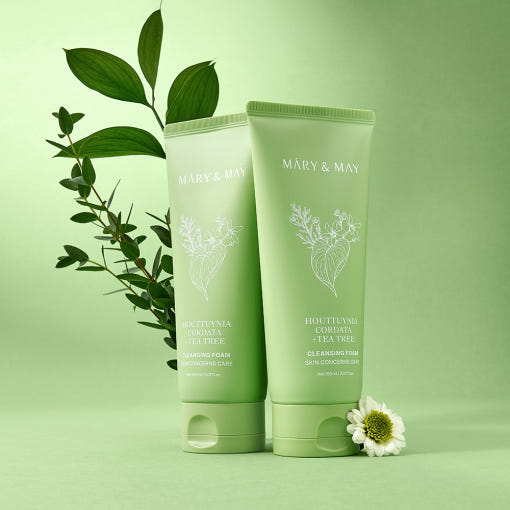 MARY&MAY Tea Tree Pore Cleansing Foam 150ml de la marque MARY&MAY, flacons verts sur fond vert avec plantes.