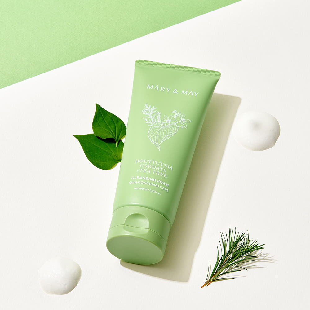 Décris l'image en français en mentionnant le produit, la marque et le contexte visuel : MARY&MAY Tea Tree Pore Cleansing Foam 150ml