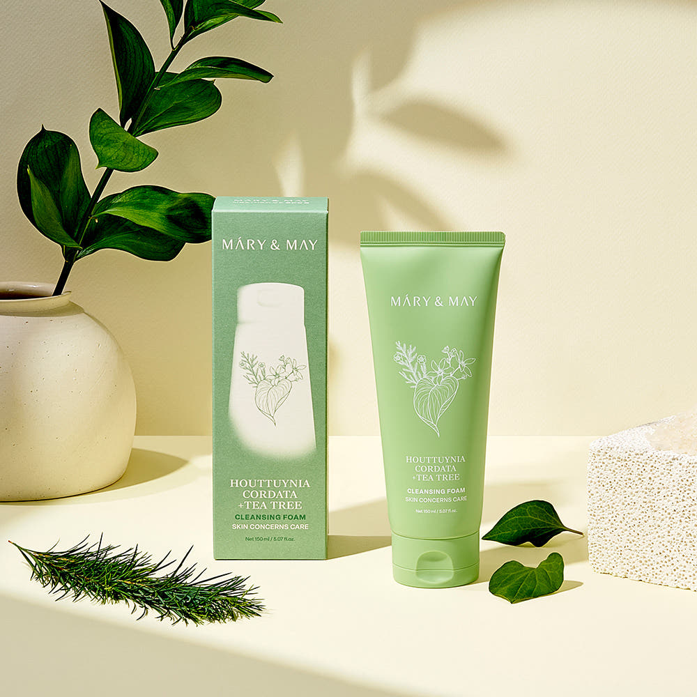 Décris l'image en français en mentionnant le produit, la marque et le contexte visuel : MARY&MAY Tea Tree Pore Cleansing Foam 150ml