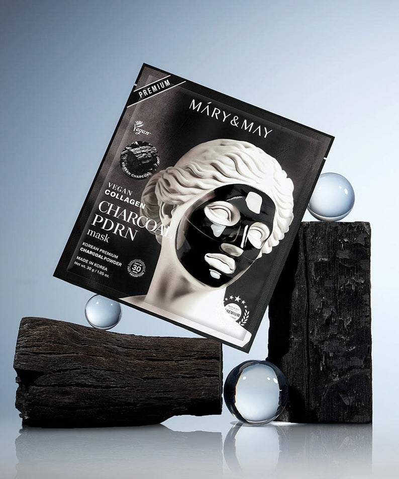 Décris l'image en français: MARY&MAY Vegan Collagen Charcoal PDRN Gel Mask (4 Sheets) de la marque, masques charbon sur fond bleu.