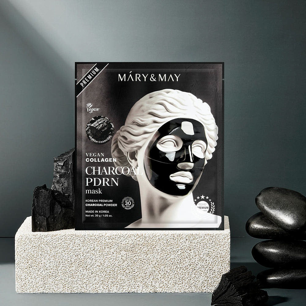 MARY&MAY Vegan Collagen Charcoal PDRN Gel Mask (4 Sheets) : masque noir au charbon sur décor spa, marque MARY&MAY
