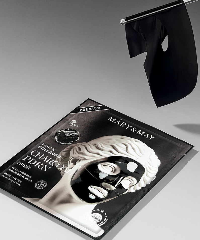 Décris l'image en français : MARY&MAY Vegan Collagen Charcoal PDRN Gel Mask (4 Sheets) sur fond gris, masque en gel noir.