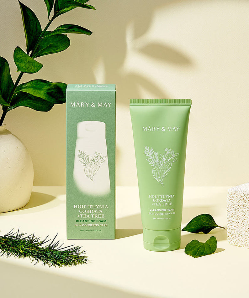 MARY&MAY Tea Tree Pore Cleansing Foam 150ml présenté avec emballage vert et plantes, idéal pour purifier la peau.