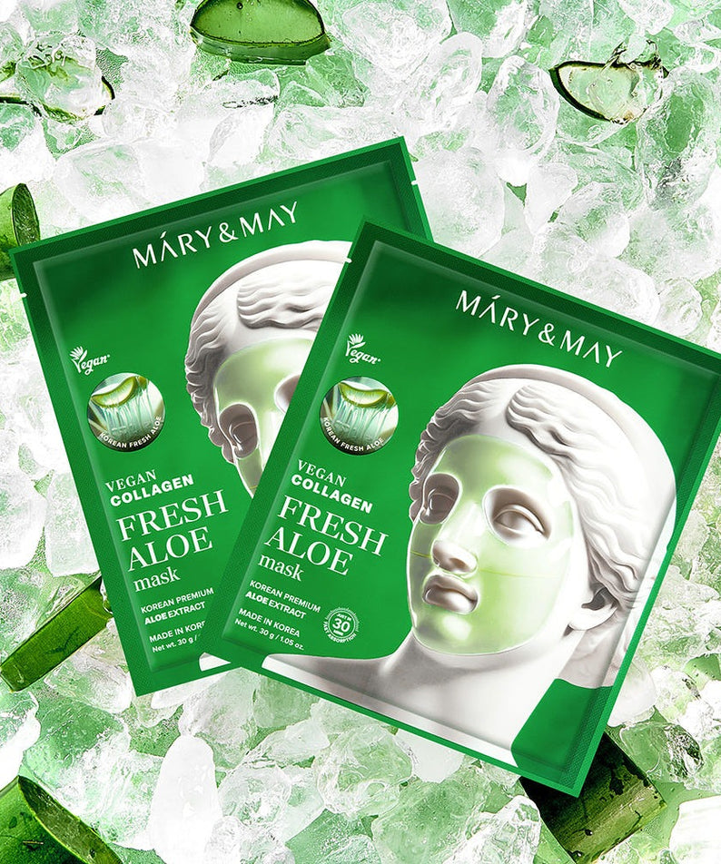 Deux paquets de MARY&MAY Vegan Collagen Fresh Aloe Gel Mask (4 sheets) posés sur de la glace, masque vert, emballage vert vibrant.