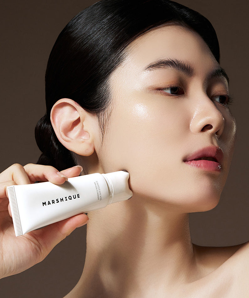 Femme utilisant MARSHIQUE Wrinkle Repair Guasha Essence 45ml pour soin visage anti-rides.