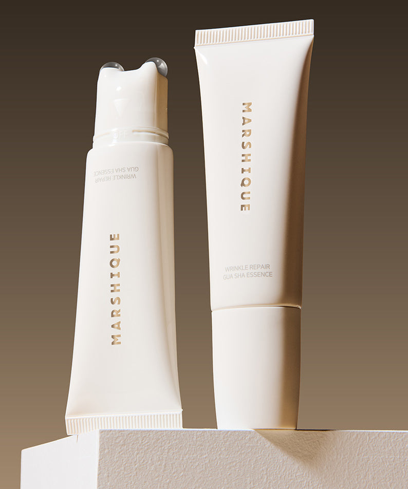 Produits MARSHIQUE Wrinkle Repair Guasha Essence 45ml pour réparation des rides, posés sur une surface blanche.
