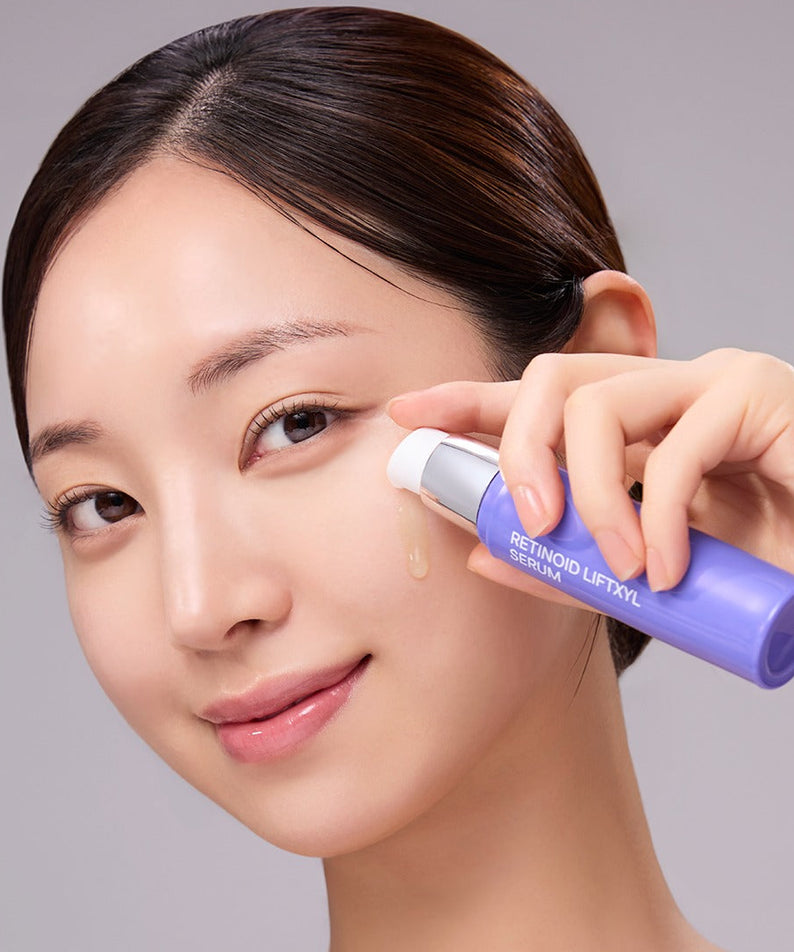 Décrivez l'image en français : MEDIANSWER Retinoid Liftsil Serum 30ml, marque sur tube, peau éclatante, main applique
