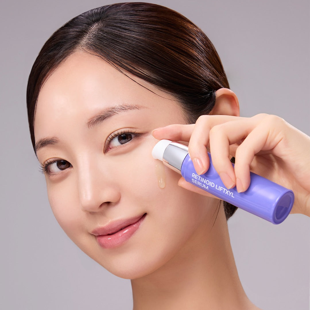 Décrivez l'image en français : MEDIANSWER Retinoid Liftsil Serum 30ml, marque sur tube, peau éclatante, main applique
