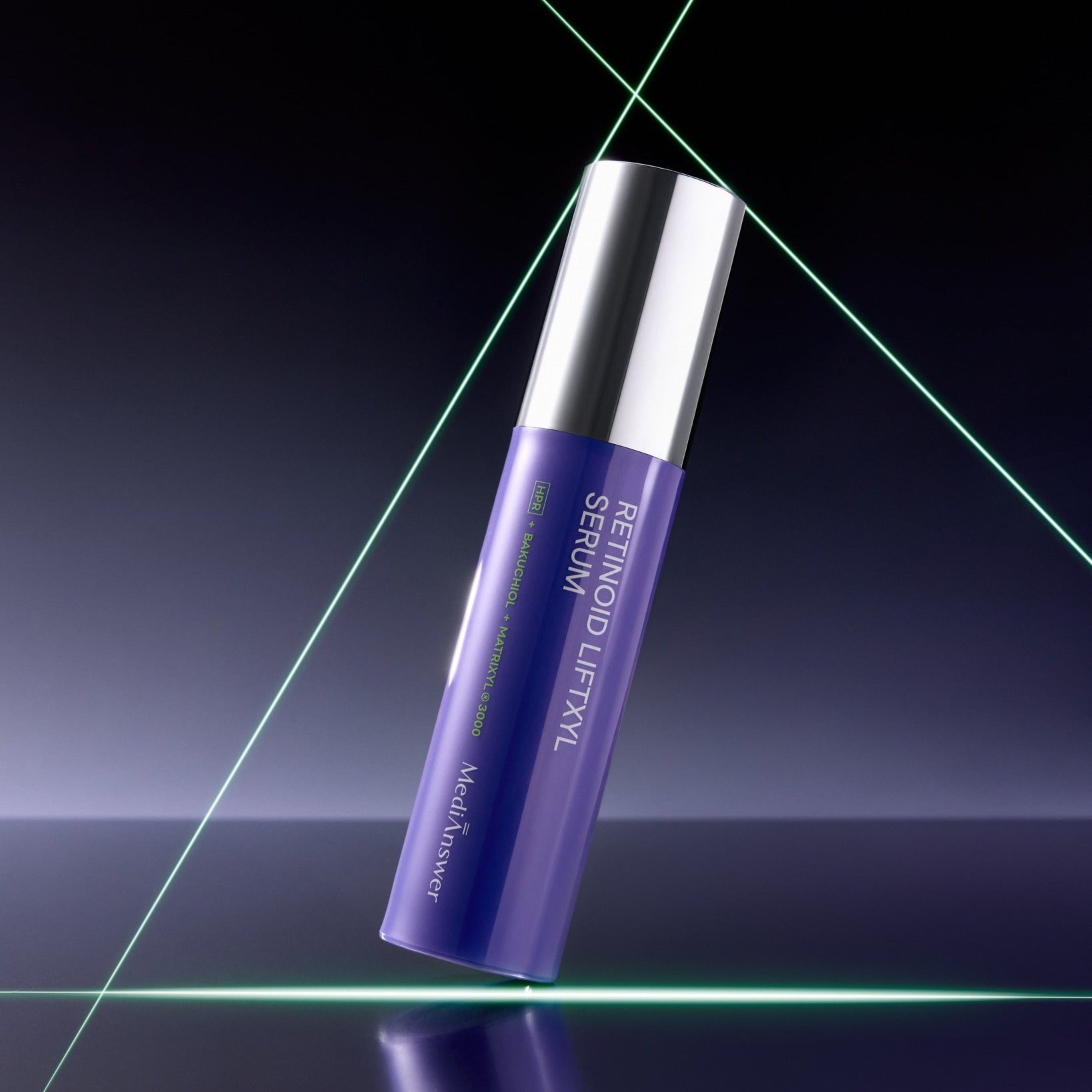 MEDIANSWER Retinoid Liftsil Serum 30ml, sérum violet de la marque MEDIANSWER, flacon sur fond futuriste vert.