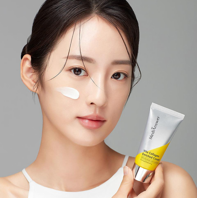MEDIANSWER  Vita Collagen Enriched Cream 50ml : tube crème visage sur peau, modèle appliquant sur fond clair.