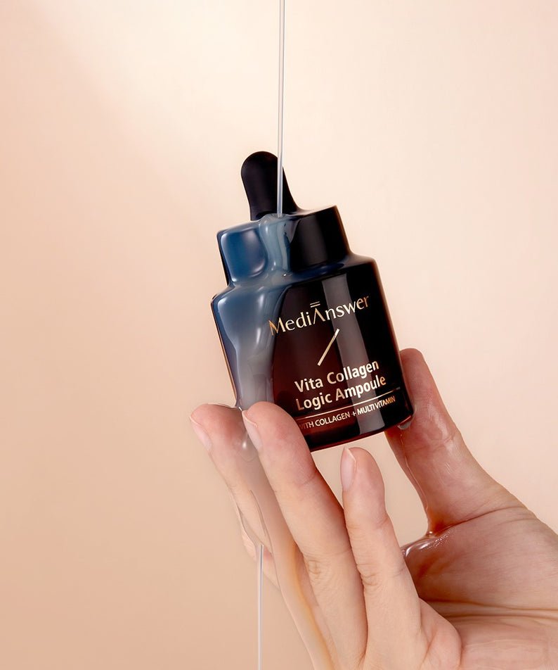 MEDIANSWER Vita Collagen Logic Ampoule, main tenant l’ampoule bleue MediAnswer sur fond clair, soin beauté visage