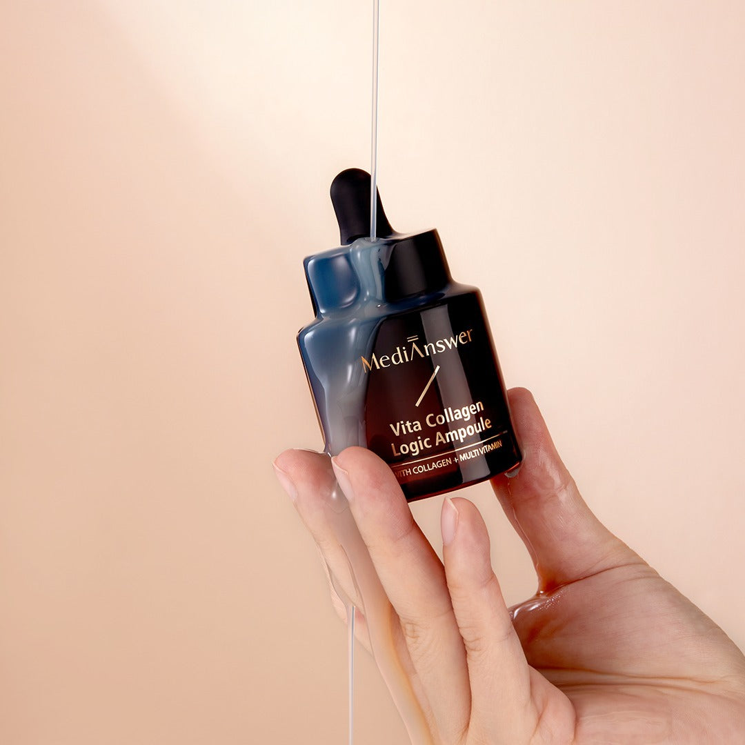 MEDIANSWER Vita Collagen Logic Ampoule, main tenant l’ampoule bleue MediAnswer sur fond clair, soin beauté visage