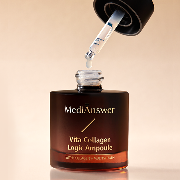 MEDIANSWER Vita Collagen Logic Ampoule de MediAnswer, flacon brun et pipette, fond beige, sérum visage