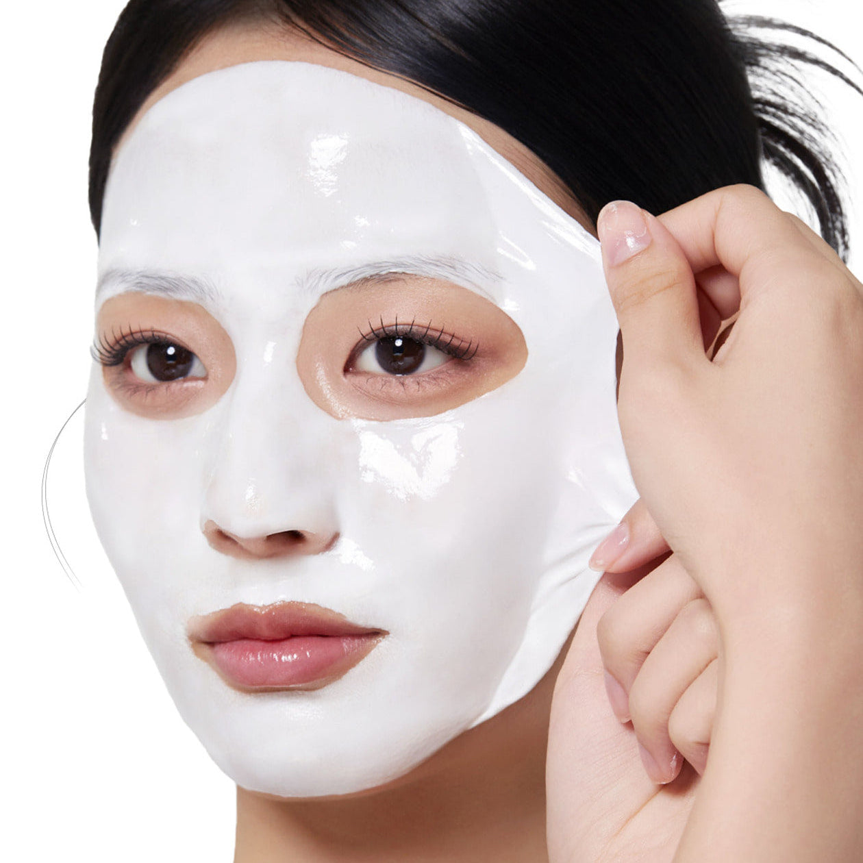 MEDICUBE Collagen Milk Wrapping Mask 80ml : femme au masque crème au collagène, portrait sur fond blanc.