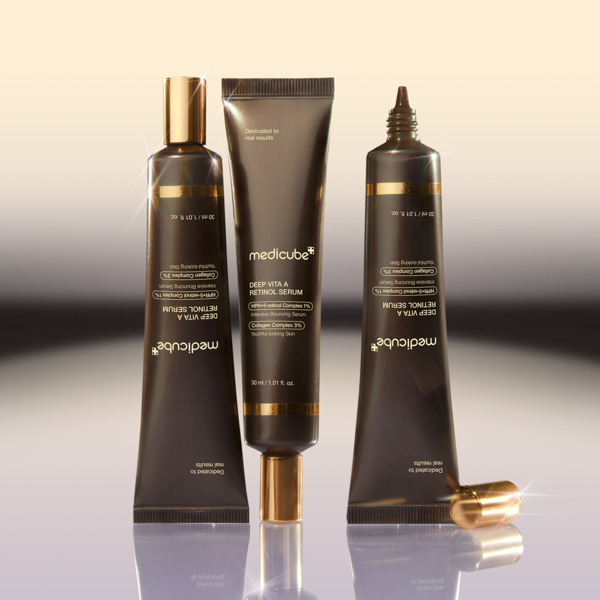 MEDICUBE Deep Vita A Retinol Serum 30ml de la marque medicube, flacons et tube sur fond crème, rendu produit.
