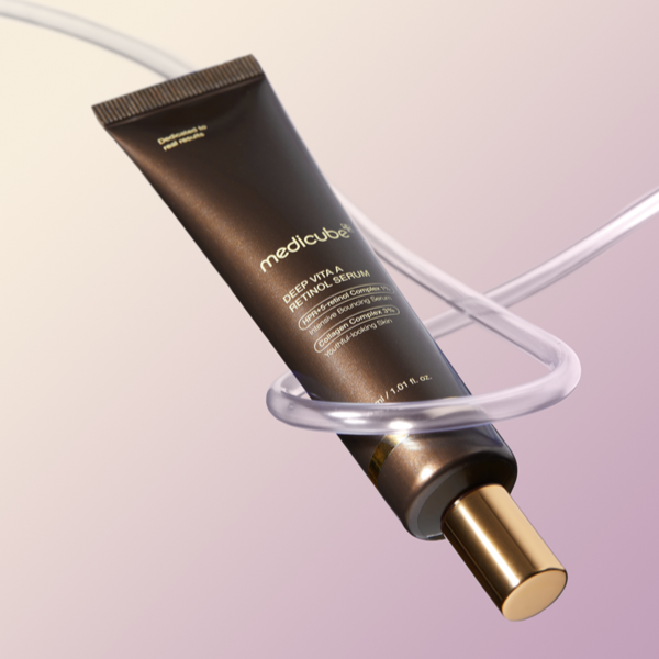 MEDICUBE Deep Vita A Retinol Serum 30ml de Medicube, tube noir sur support clair, fond rose pastel, contexte cosmétique