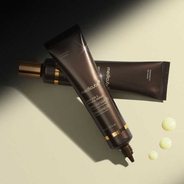MEDICUBE Deep Vita A Retinol Serum 30ml de Medicube, tube noir sur fond clair, éclairage doux, vue produit en 3/4