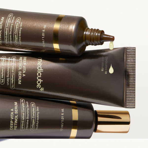 MEDICUBE Deep Vita A Retinol Serum 30ml de marque MEDICUBE, flacons bruns et or sur fond blanc, goutte de sérum.