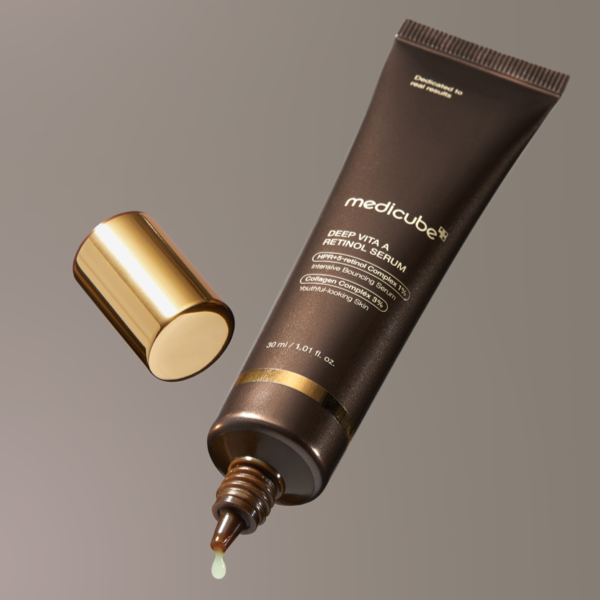 MEDICUBE Deep Vita A Retinol Serum 30ml de Medicube, sérum à la goutte, tube brun et flacon or sur fond beige.