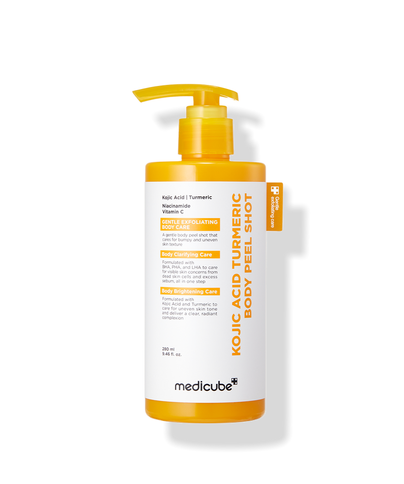 MEDICUBE Kojic Acid Turmeric Body Peel Shot 290ml de Medcube, flacon pompe jaune sur fond noir, contexte beauté corps
