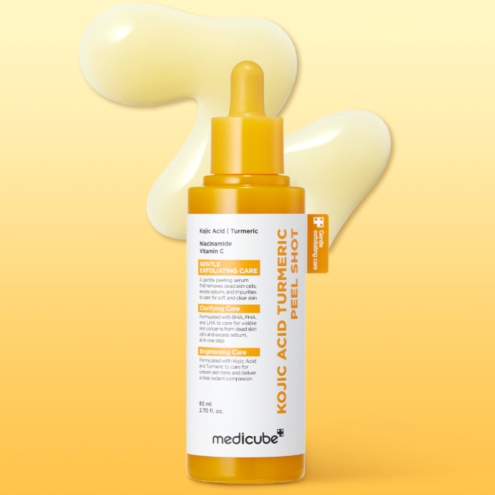 MEDICUBE Kojic Acid Turmeric Peel Shot 80ml de la marque MEDICUBE, flacon jaune sur fond crème, contexte soin visage.