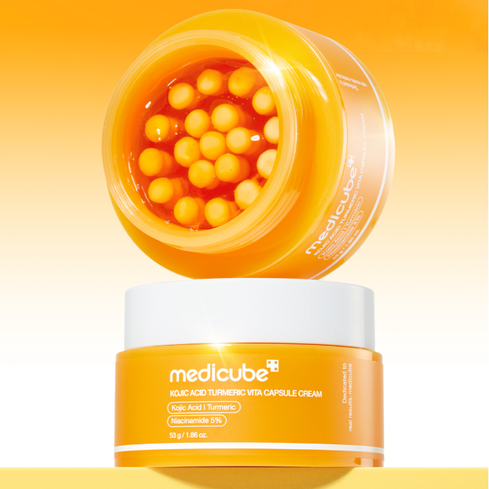 MEDICUBE Kojic Acid Turmeric Vita Capsule Cream 53g de Medicube, pot orange sur fond dégradé, gros plan