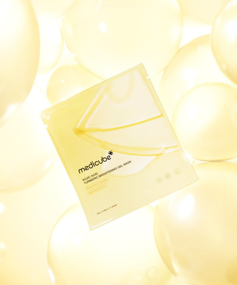 MEDICUBE Kojic Acid Turmeric Vita Gel Mask de Medicube, masque en plaquette sur fond lumineux jaune et crème.