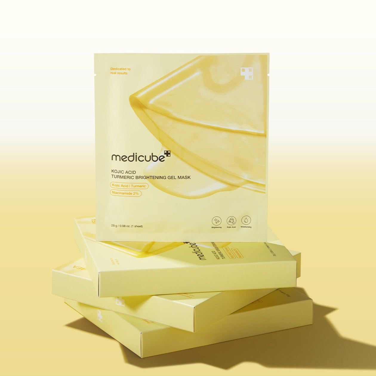 MEDICUBE Kojic Acid Turmeric Vita Gel Mask de la marque MEDICUBE, pack en gel crème sur fond jaune en studio