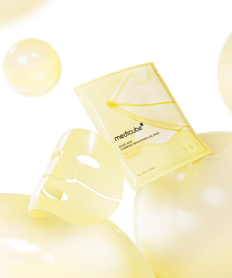 MEDICUBE Kojic Acid Turmeric Vita Gel Mask de Medicube, masque gel jaune sur fond clair avec bulles et éclats