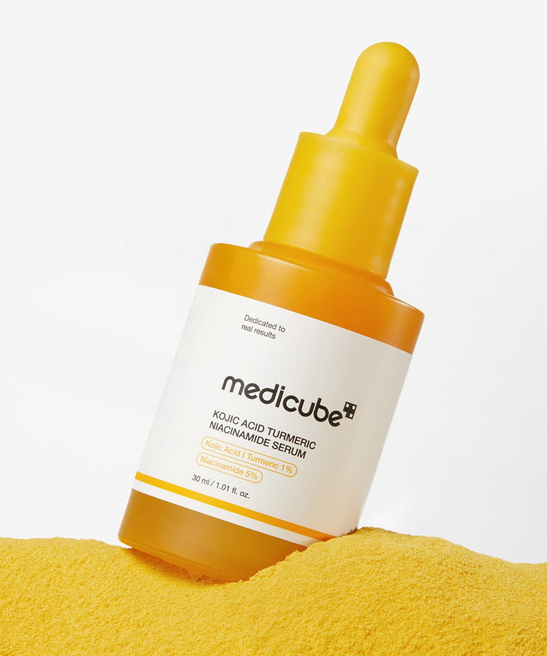 MEDICUBE Kojic Acid Turmeric Vita Serum 30ml de medicube, flacon jaune sur fond blanc, contexte beauté/soin visage
