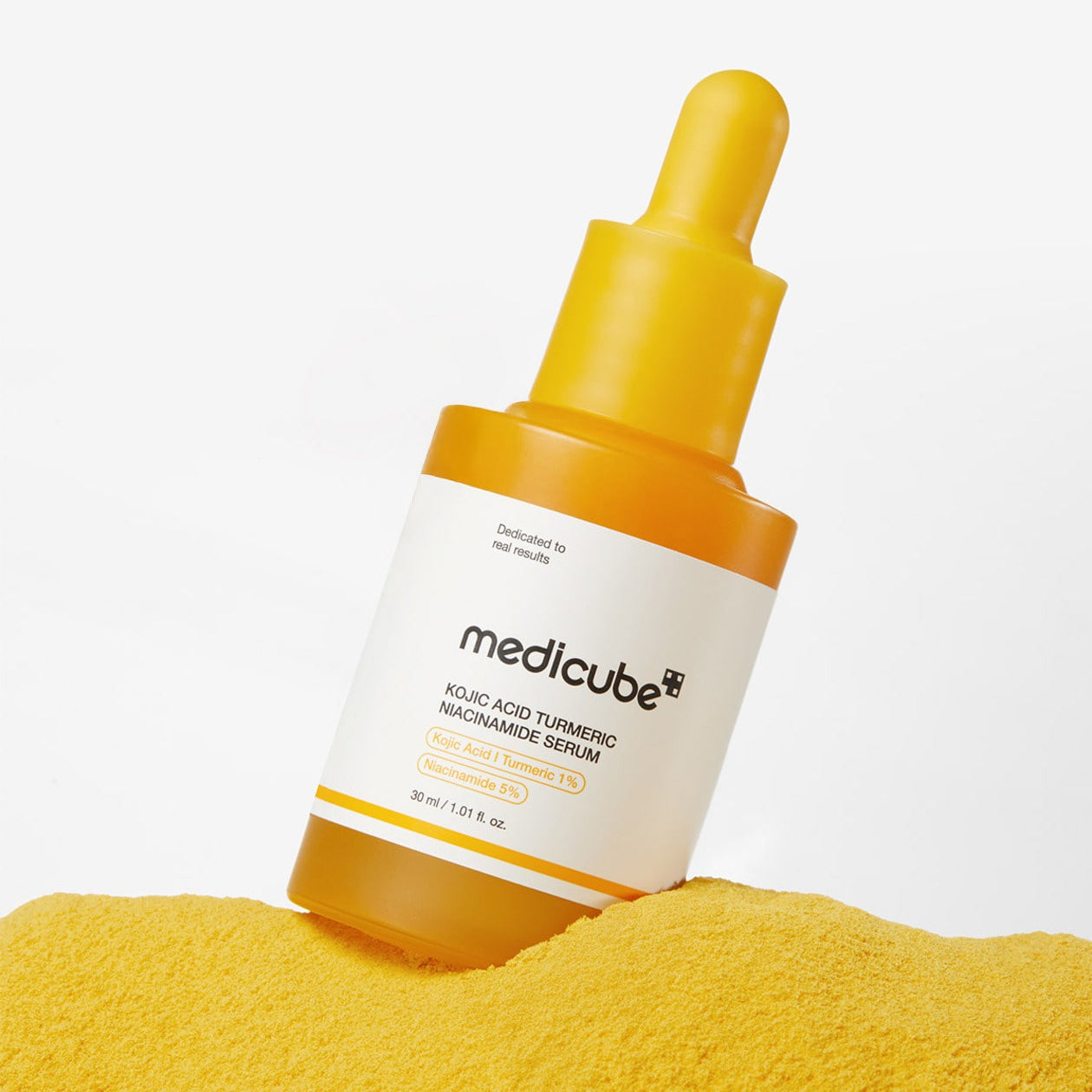 MEDICUBE Kojic Acid Turmeric Vita Serum 30ml de medicube, flacon jaune sur fond blanc, contexte beauté/soin visage