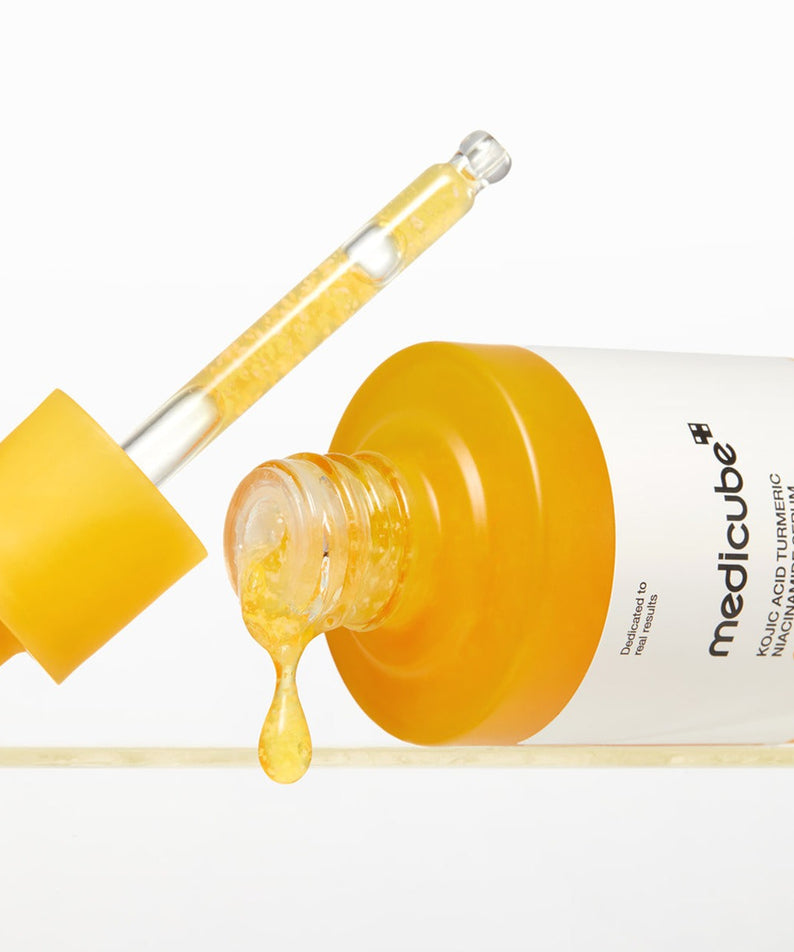 MEDICUBE Kojic Acid Turmeric Vita Serum 30ml de la marque MEDICUBE, flacon et goutte jaune sur fond blanc.