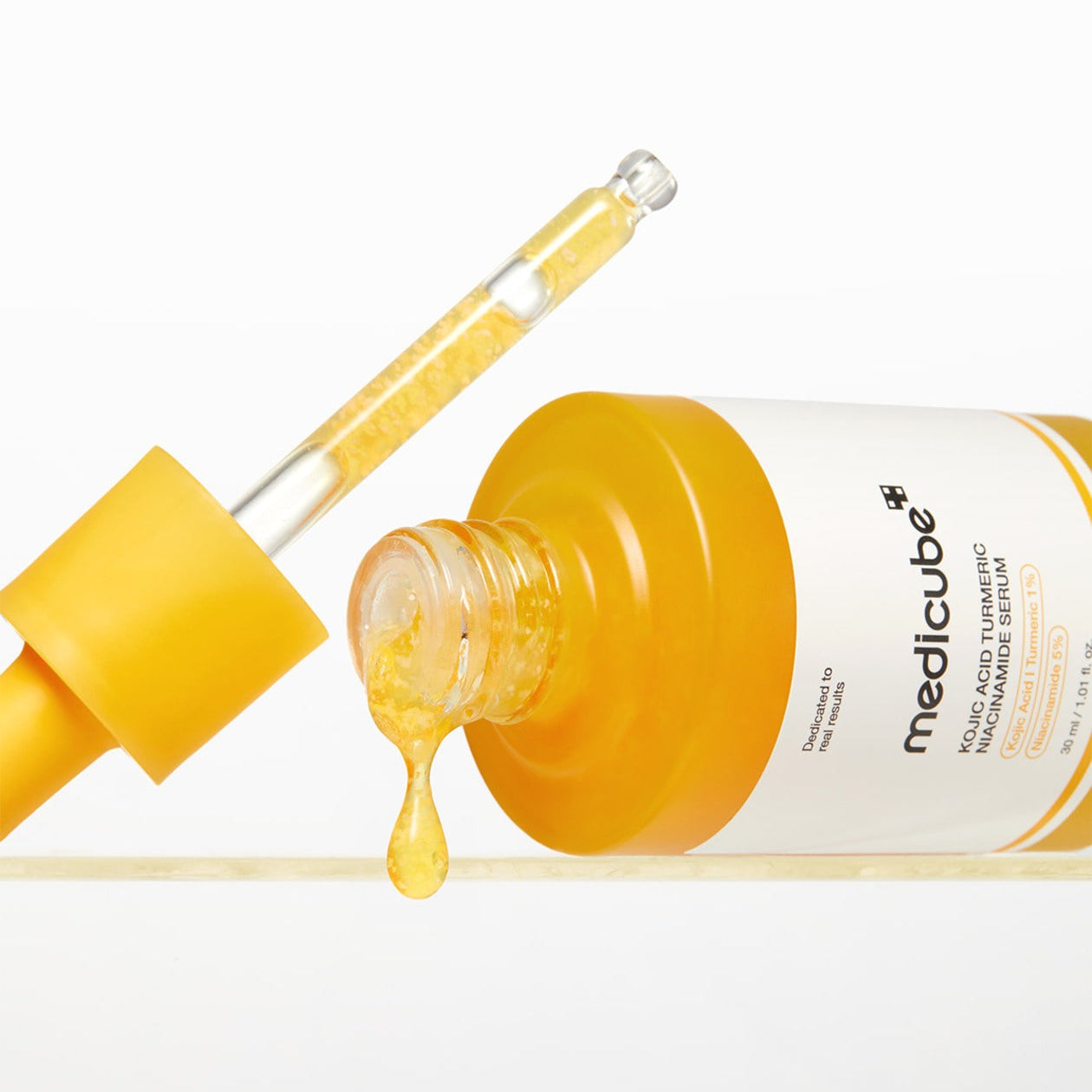 MEDICUBE Kojic Acid Turmeric Vita Serum 30ml de la marque MEDICUBE, flacon et goutte jaune sur fond blanc.