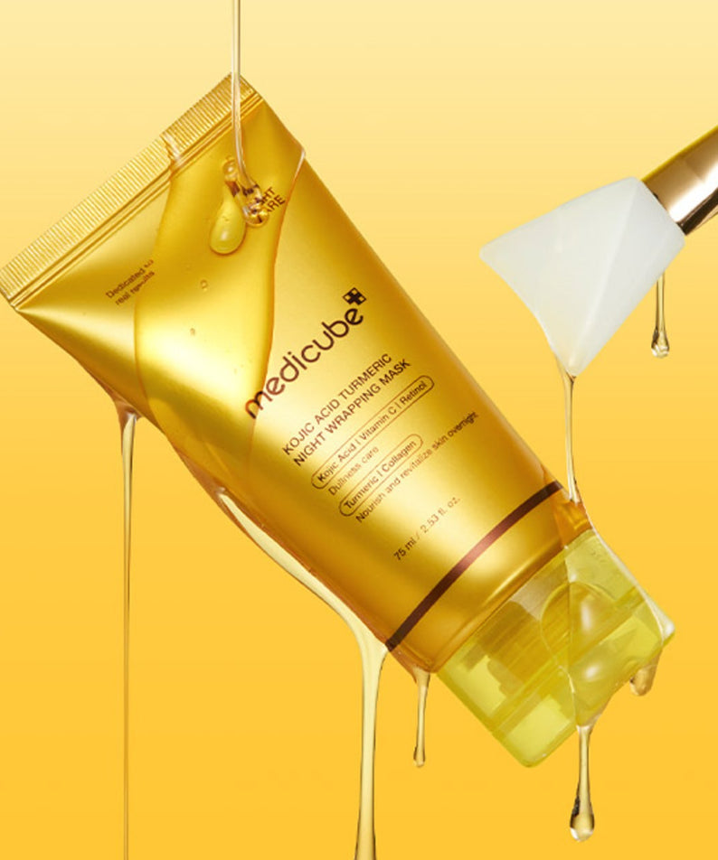 Décris l'image en français en mentionnant le produit, la marque et le contexte visuel : MEDICUBE Kojic Acid Turmeric Vita Wrapping Mask 75ml, tube jaune sur fond doré.