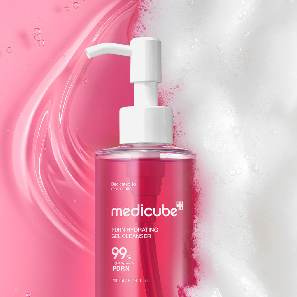 MEDICUBE PDRN Gel-To-Foam Cleanser 200ml de Mediacube en flacon, sur fond rose et mousse, bulles d’eau