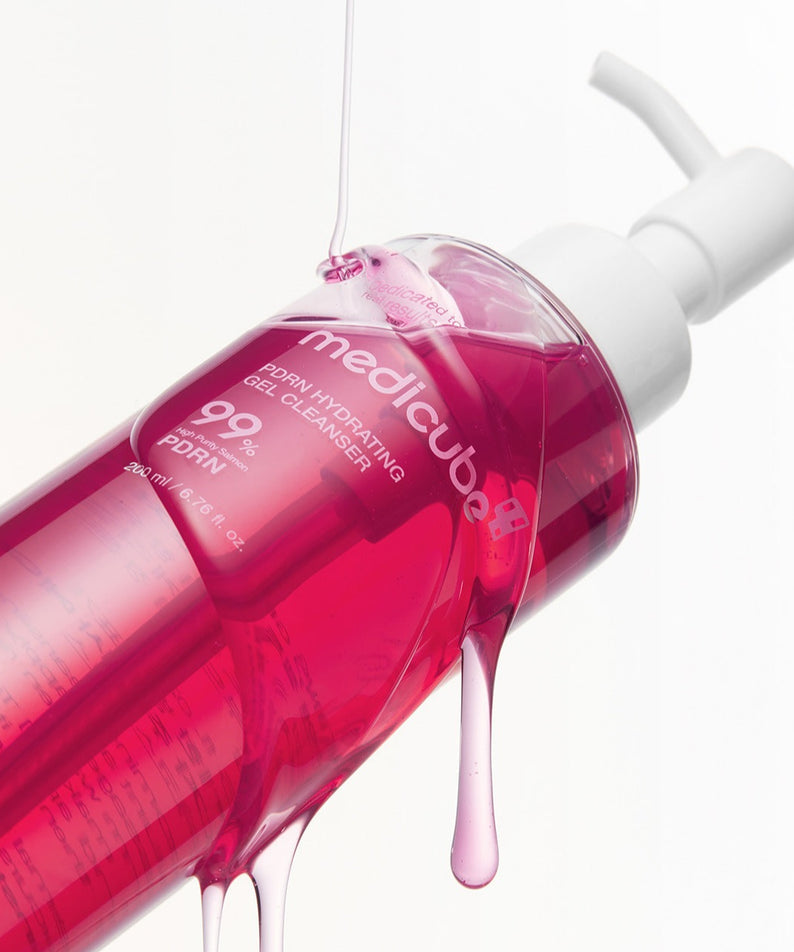 MEDICUBE PDRN Gel-To-Foam Cleanser 200ml, flacon Mediacube violet avec gel moussant sur fond blanc, vue produit