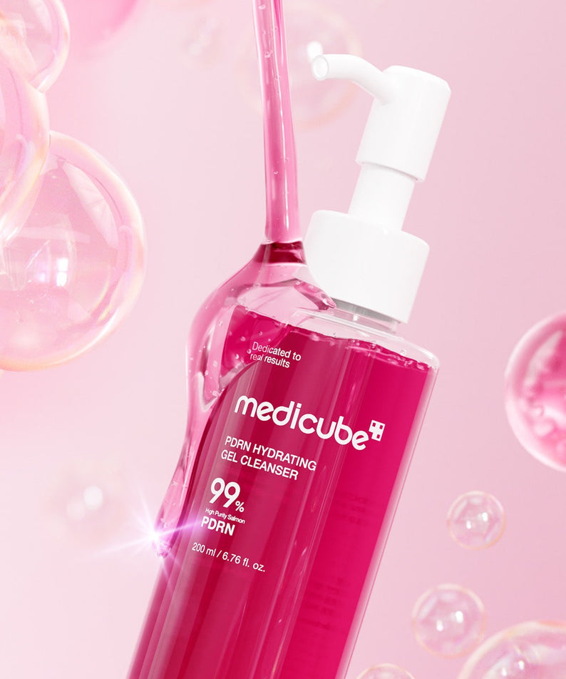 MEDICUBE PDRN Gel-To-Foam Cleanser 200ml, flacon rose avec pompe, bulles visuelles, contexte soin du visage.