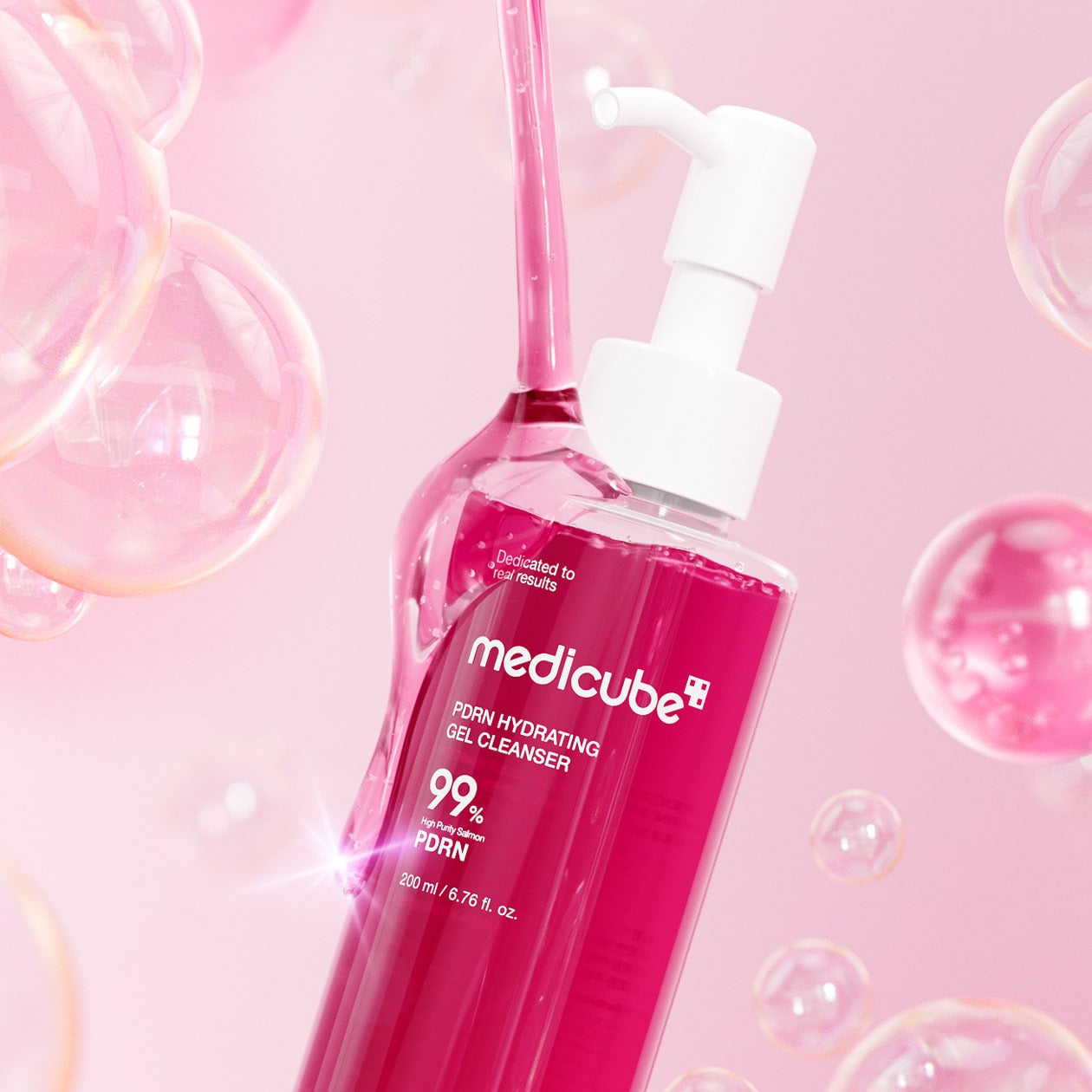 MEDICUBE PDRN Gel-To-Foam Cleanser 200ml, flacon rose avec pompe, bulles visuelles, contexte soin du visage.