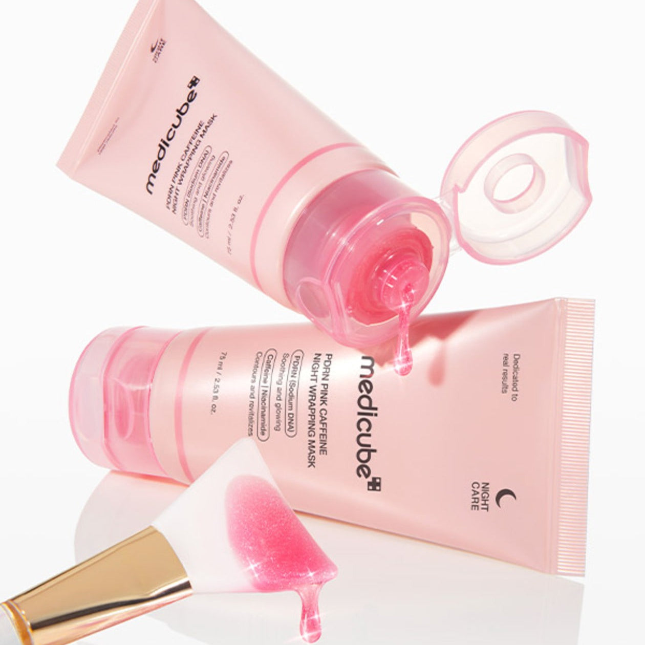 MEDICUBE PDRN Pink Caffeine Night Wrapping Mask 75ml : tubes roses de la marque, gel et applicateur, en contexte skincare