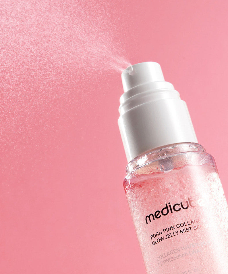 MEDICUBE PDRN Pink Collagen Jelly Mist Serum 100ml de Medicube, flacon rose sur fond rose scintillant, gouttes visibles